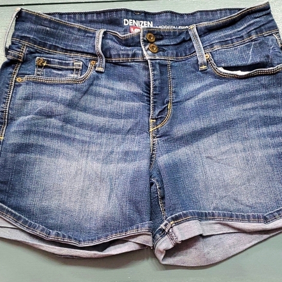 denizen Levi Pants - DENIZEN LEVIS MODERN SHORTS. Size 6, waist 28. Inseam 4".